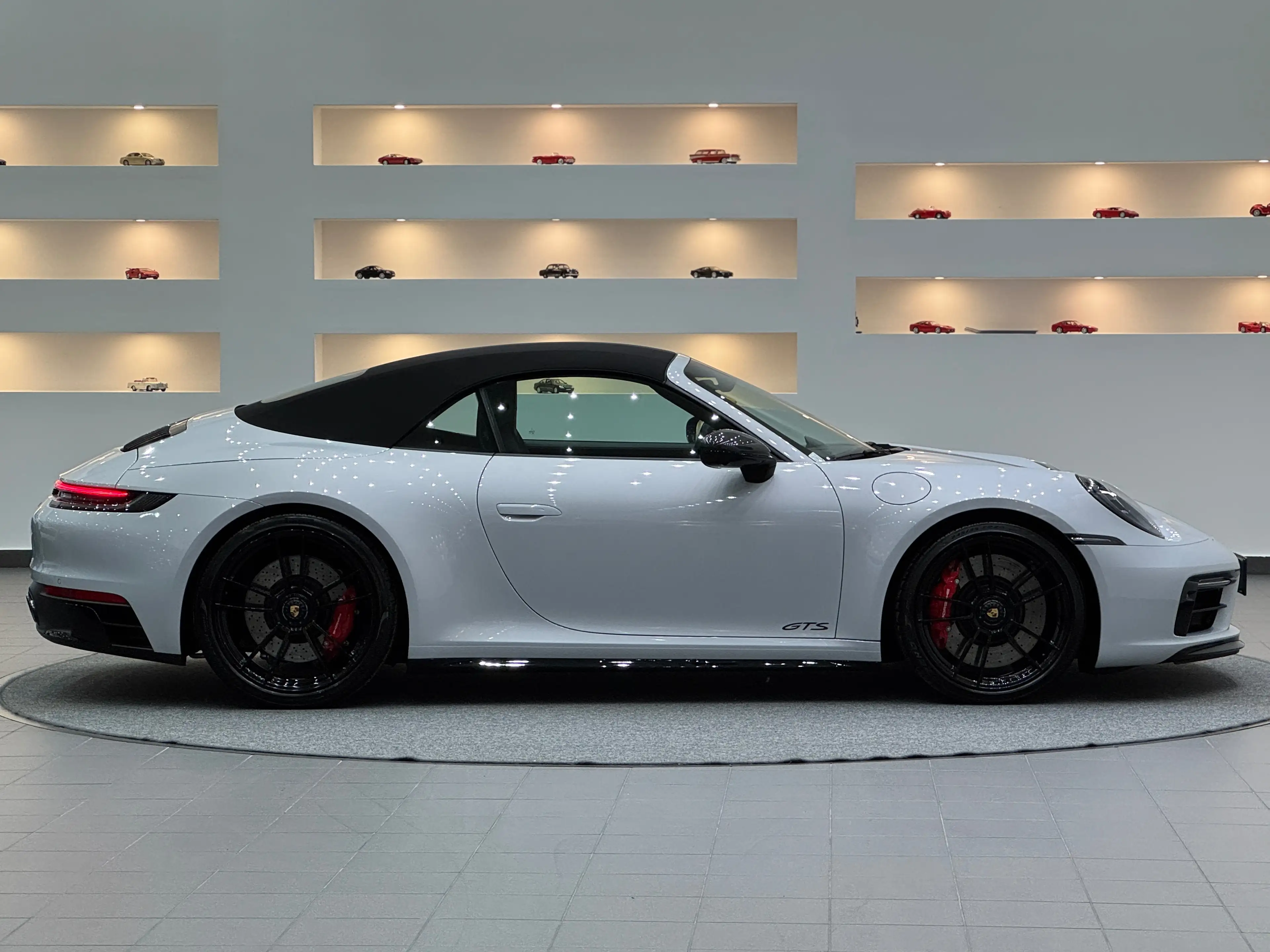 Porsche 992 Carrera 4 GTS*PorscheApproved*Matrix*RaceTex*Carbon* — photo 5