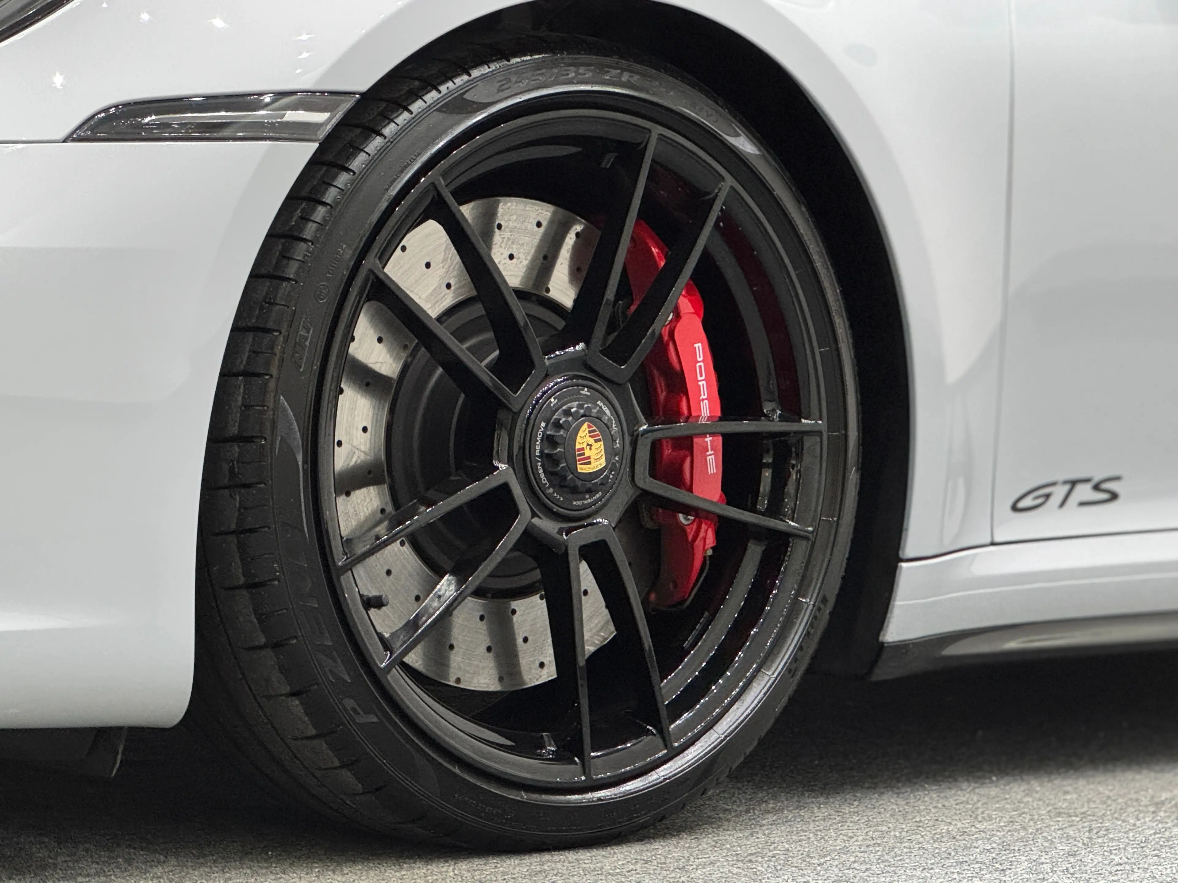 Porsche 992 Carrera 4 GTS*PorscheApproved*Matrix*RaceTex*Carbon* — photo 13
