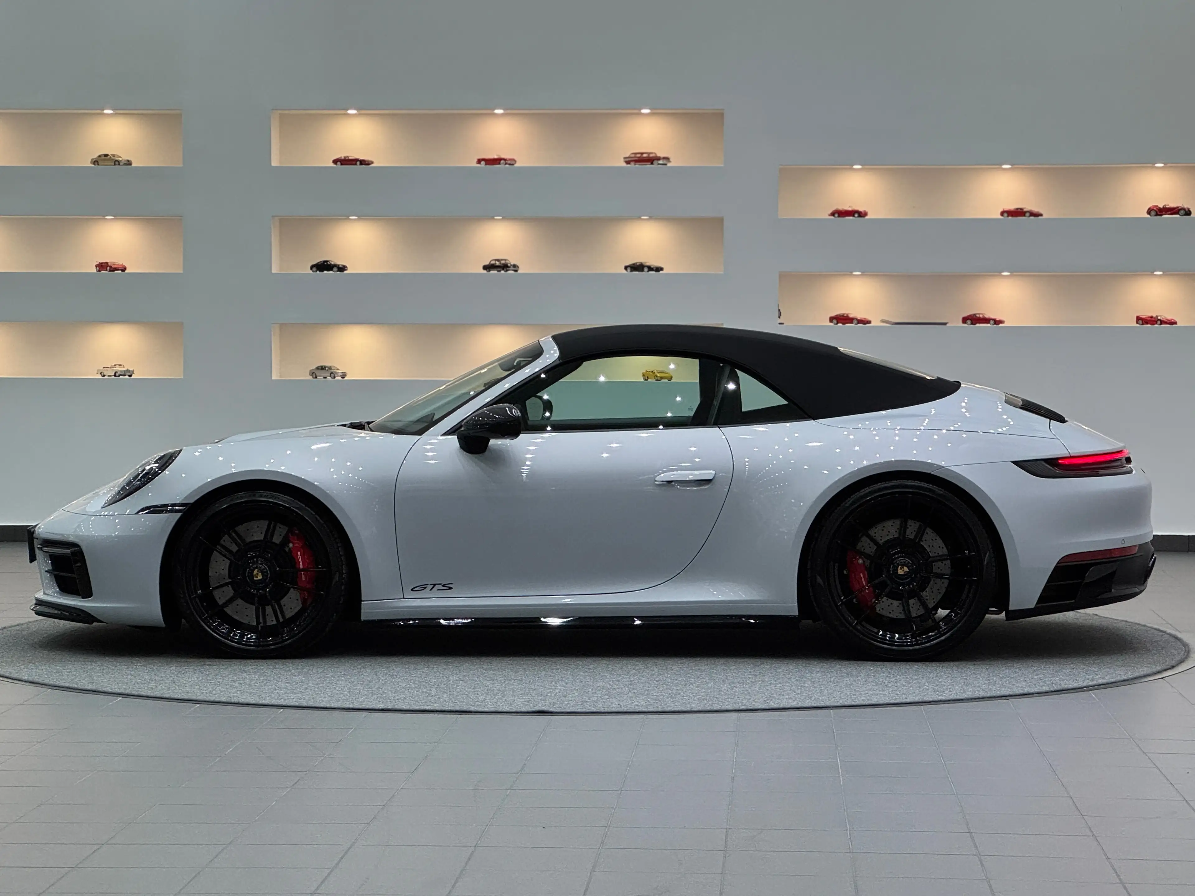 Porsche 992 Carrera 4 GTS*PorscheApproved*Matrix*RaceTex*Carbon* — photo 2