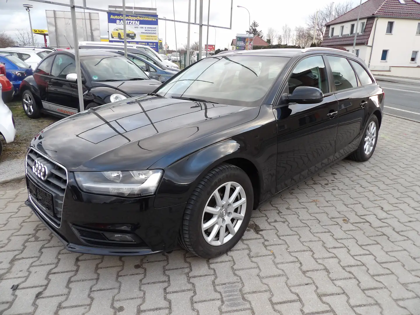 Audi A4 Attraction quattro Alu. AHK Klima Sitzh. HU AU Neu Schwarz - 1