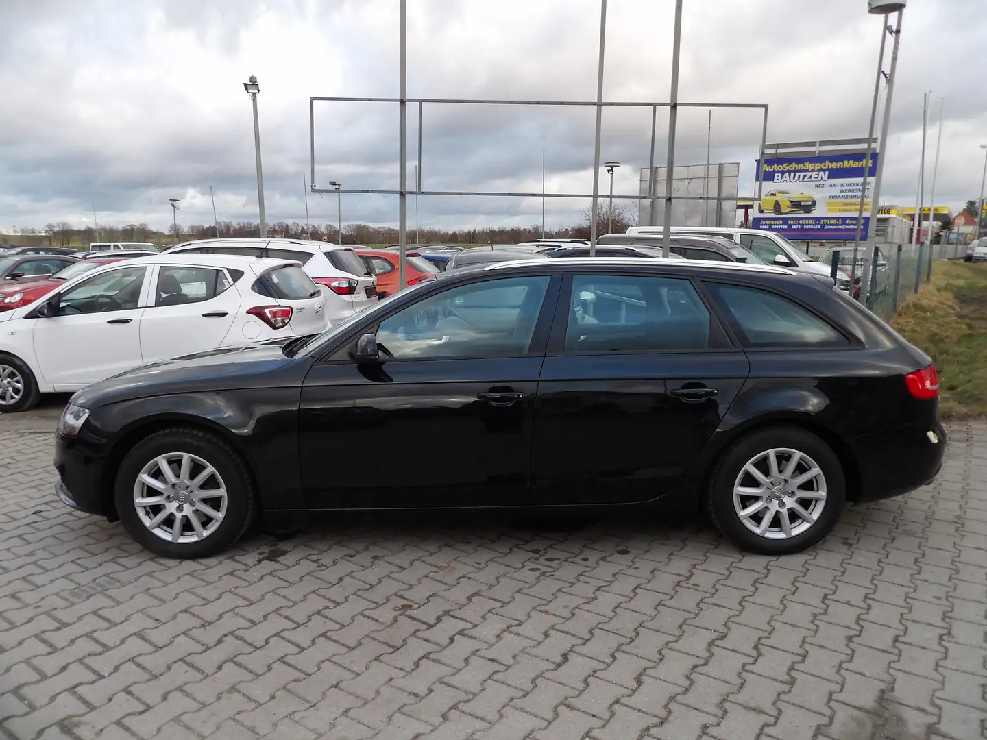 Audi A4 Attraction quattro Alu. AHK Klima Sitzh. HU AU Neu Schwarz - 2