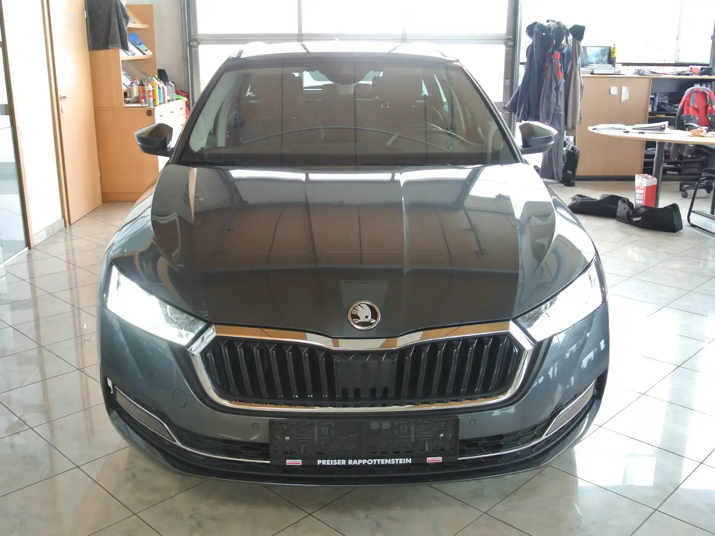 Skoda Octavia Combi Premium 2,0 TDI DSG *MATRIXLED/4xSHZG/LEDER* Grau - 2