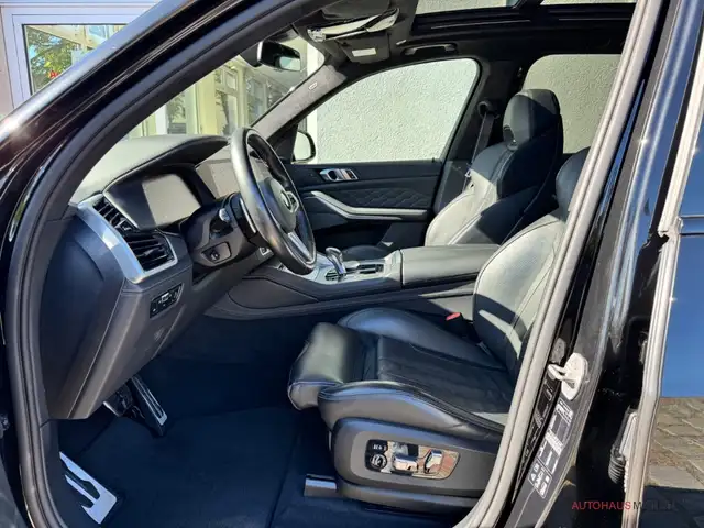 BMW X5 M view 10