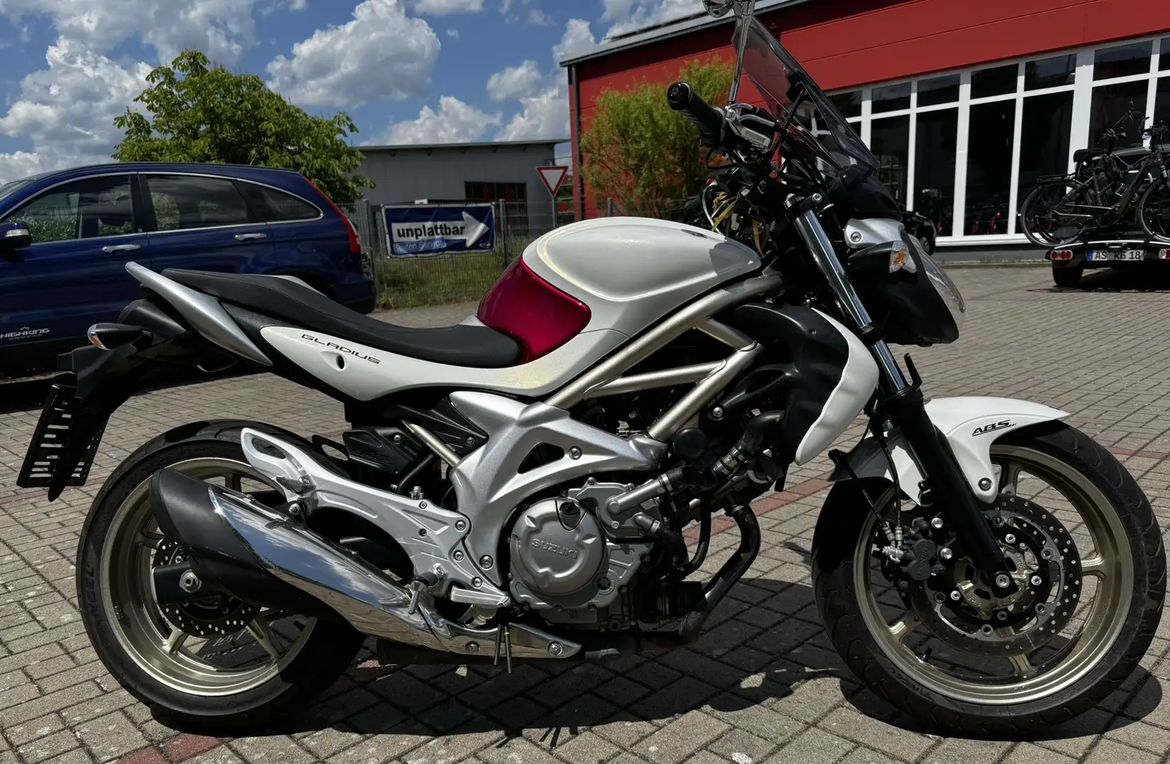 Suzuki Gladius 650 Blanco - 2