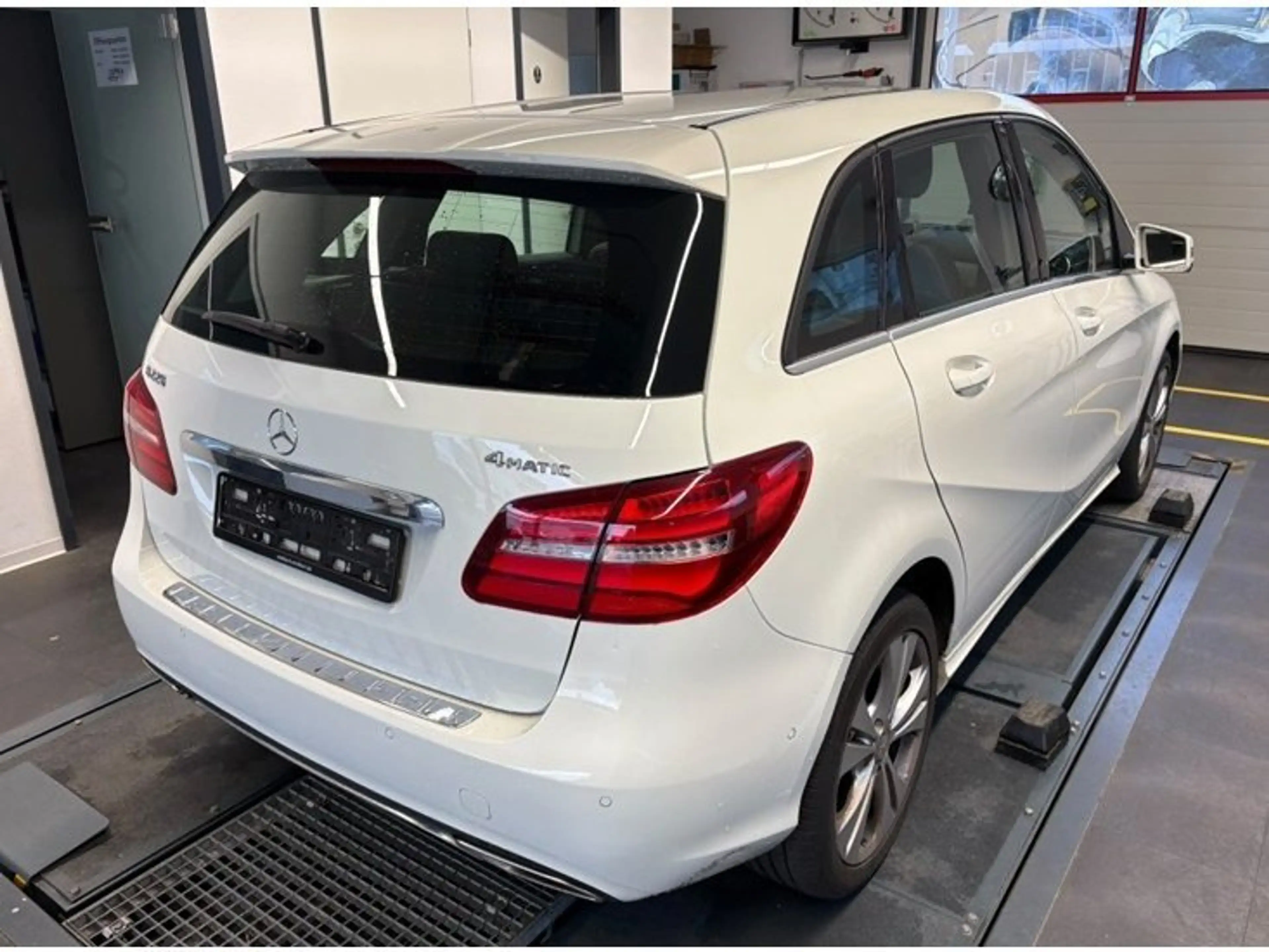 Mercedes-Benz B 220 4MATIC 7G/KAMERA/TEMPOMAT/LED/NAVI/SHZ/ — photo 2
