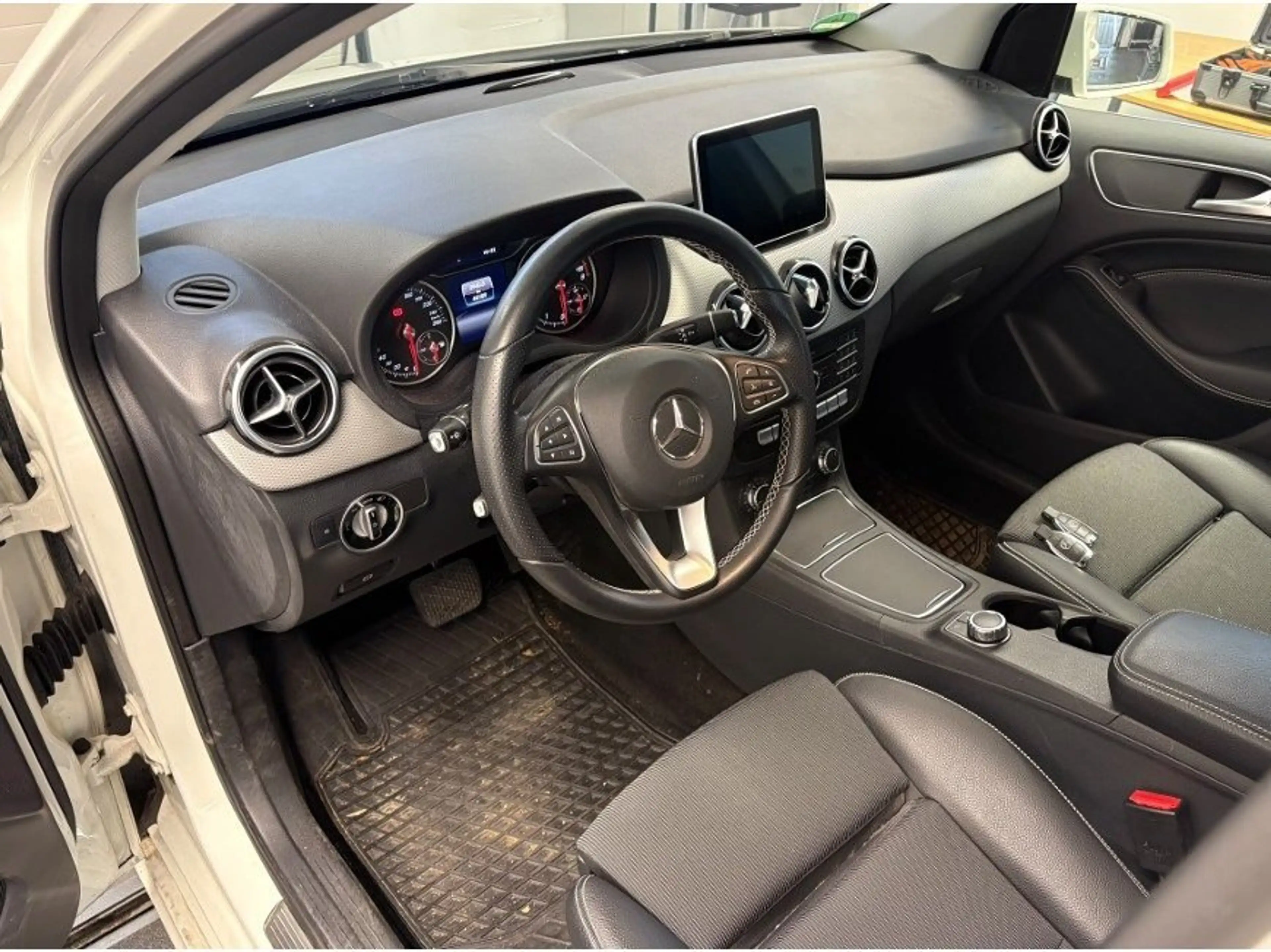 Mercedes-Benz B 220 4MATIC 7G/KAMERA/TEMPOMAT/LED/NAVI/SHZ/ — photo 3