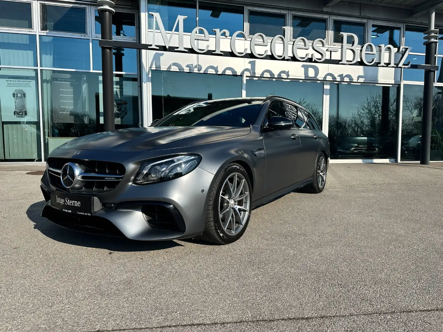 Mercedes-Benz E 63 AMG 4MATIC+ T-Modell AMG V8 3982 ccm Grau - 2