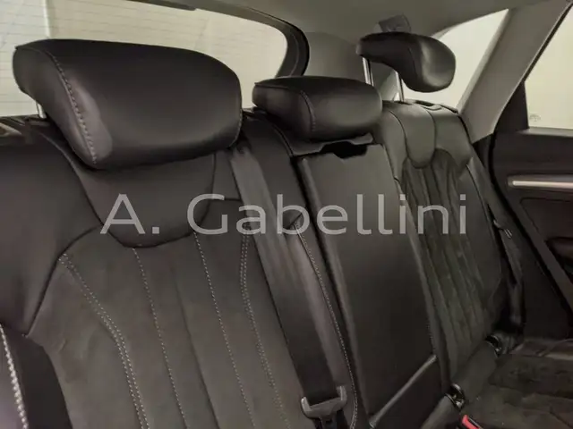 Audi Q5 view 8