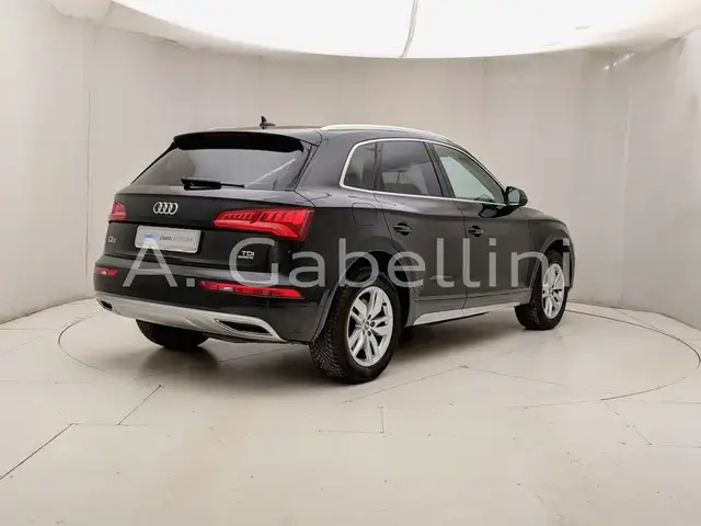 Audi Q5 view 4