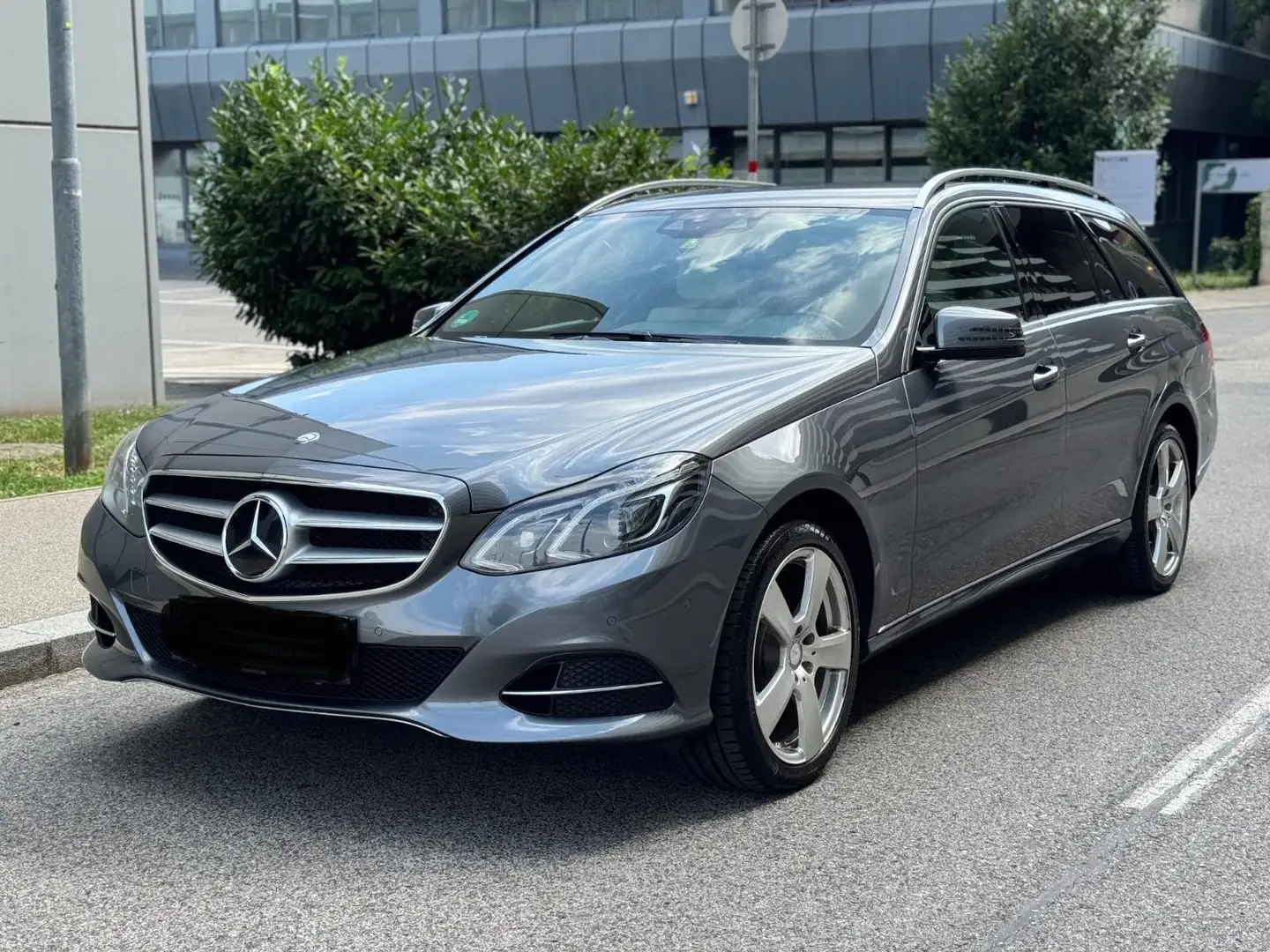 Mercedes-Benz E 250 E 250 BlueTEC 4MATIC T AVANTGARDE Autom. Grau - 1