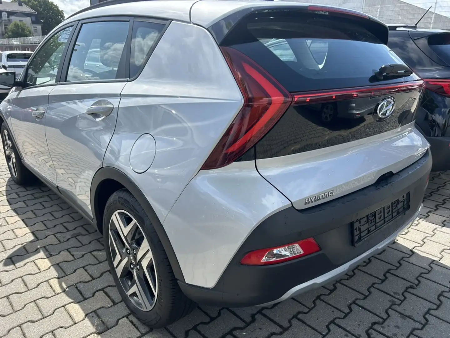 Hyundai BAYON 1.0 T-GDI AUTOMAAT 48V MILD HYBRID PREMIUM RIJKLAA Zilver - 2