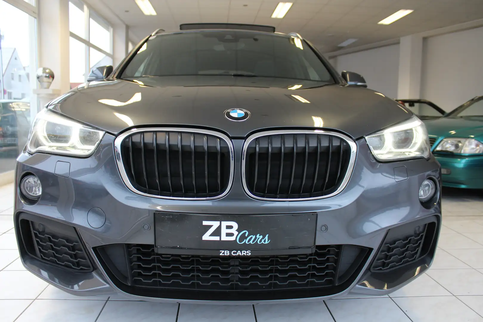BMW X1 xDrive 20 d M Sport // PANO // NAVI // Kamera Grau - 2