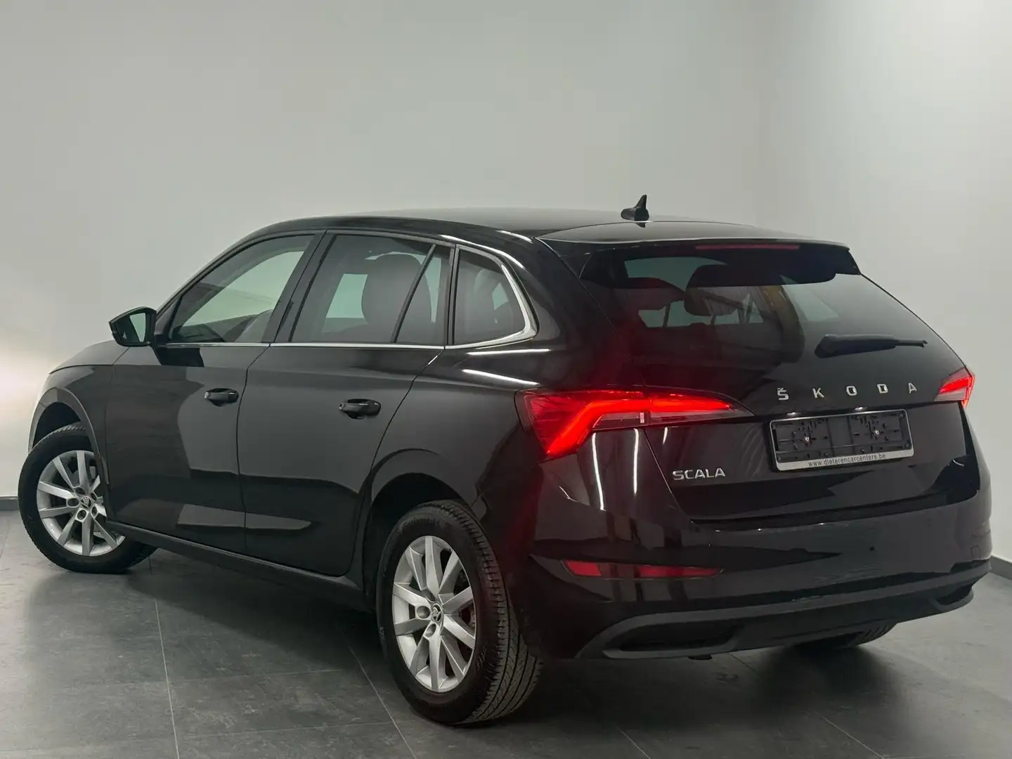 Skoda Scala 1.6 TDi - 1erMain - CarPlay - LED - Navi - Euro 6d Zwart - 2