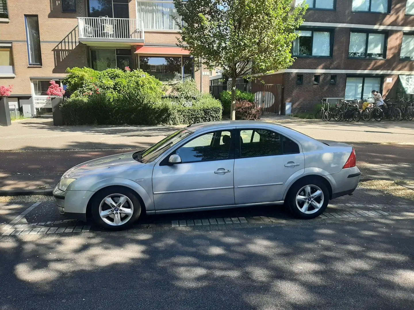 Ford Mondeo Mondeo 2.0-16V First Edition Stříbrná - 1