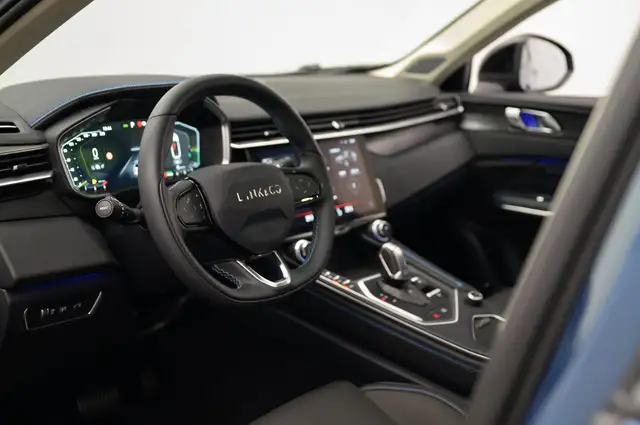 Lynk & Co 01 view 16