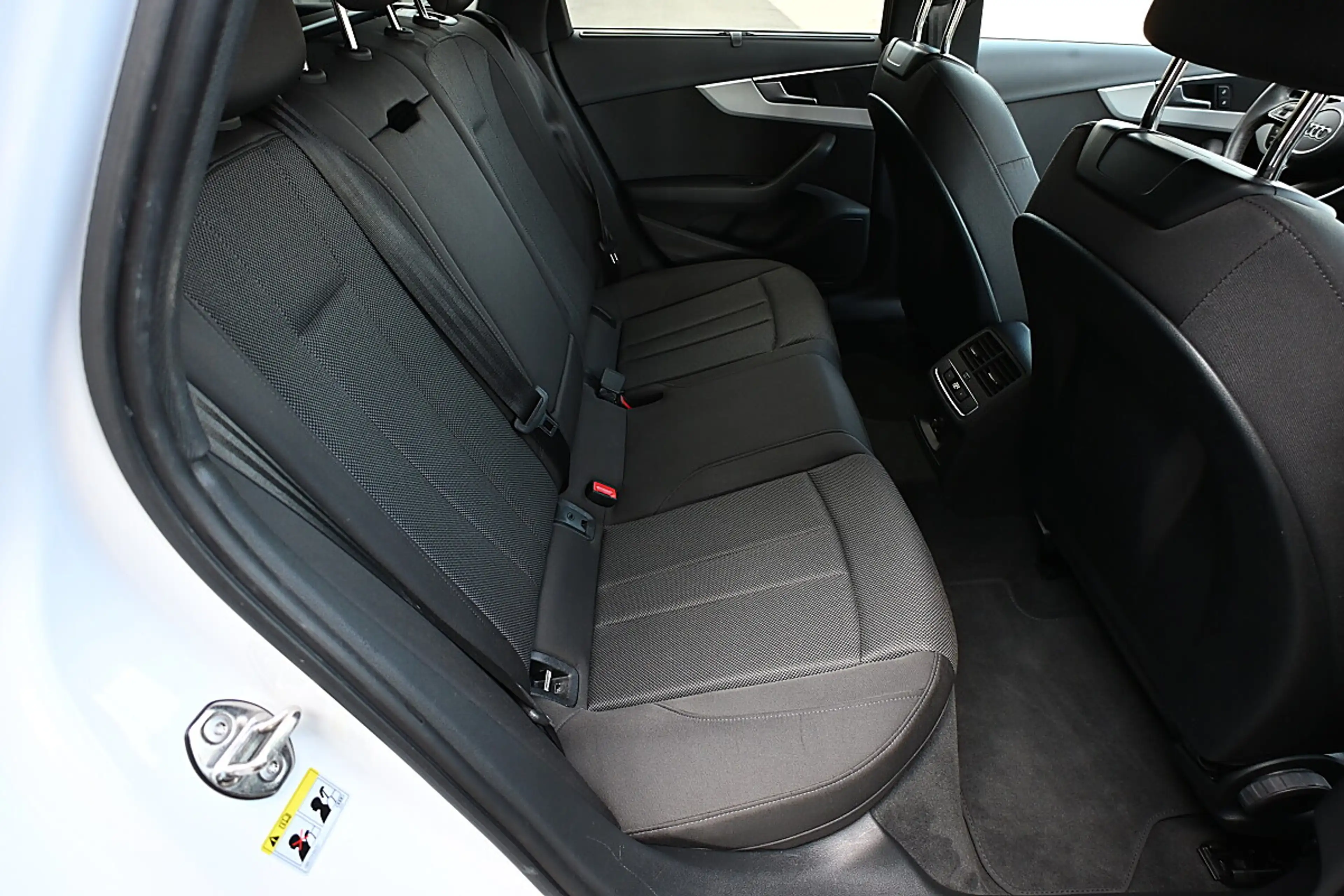 Audi A4 Avant 40 TDI S-line S-tronic LED, Soundsystem, ... — photo 10