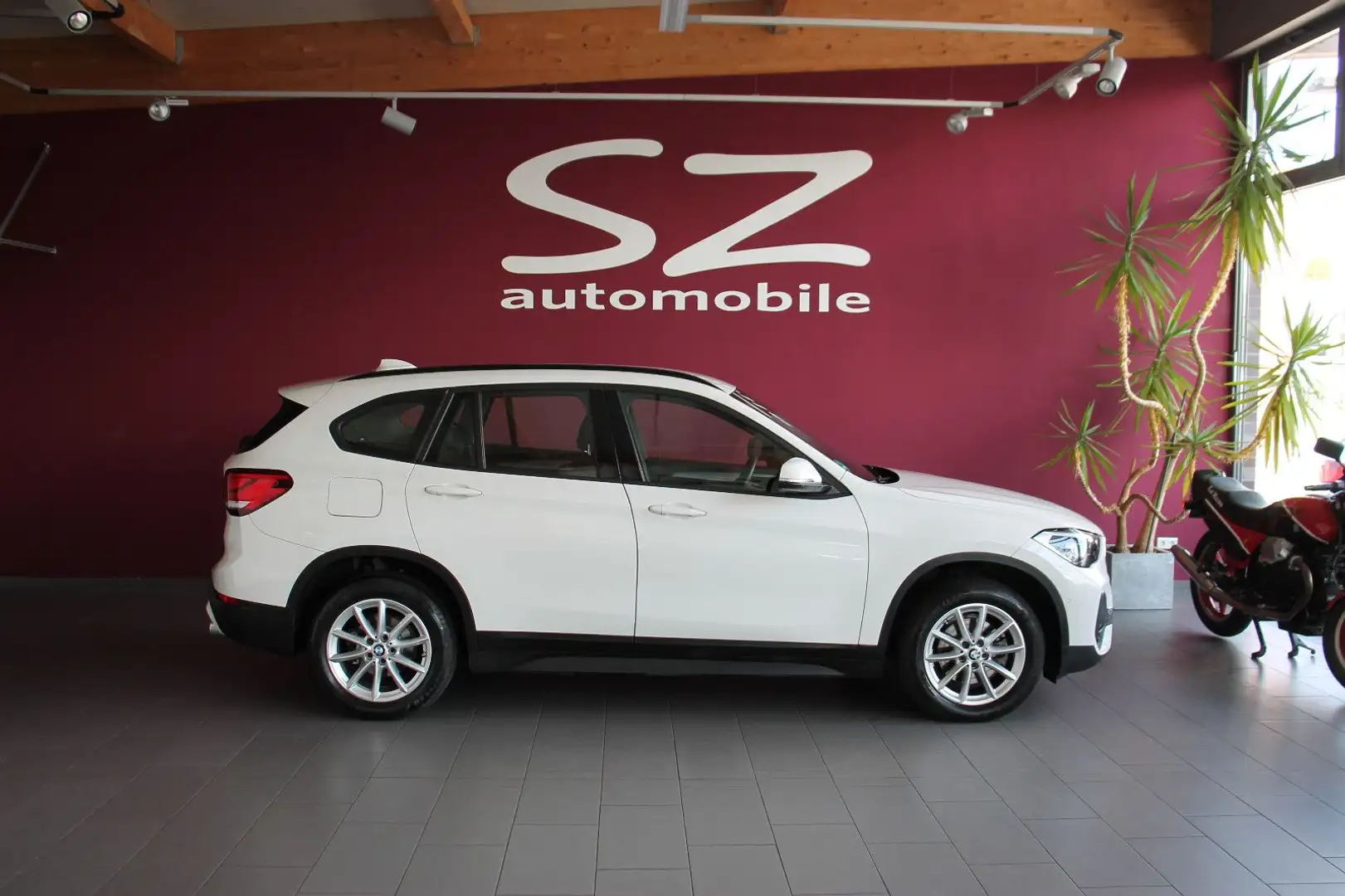 BMW X1 sDrive 18 d Advantage Weiß - 1