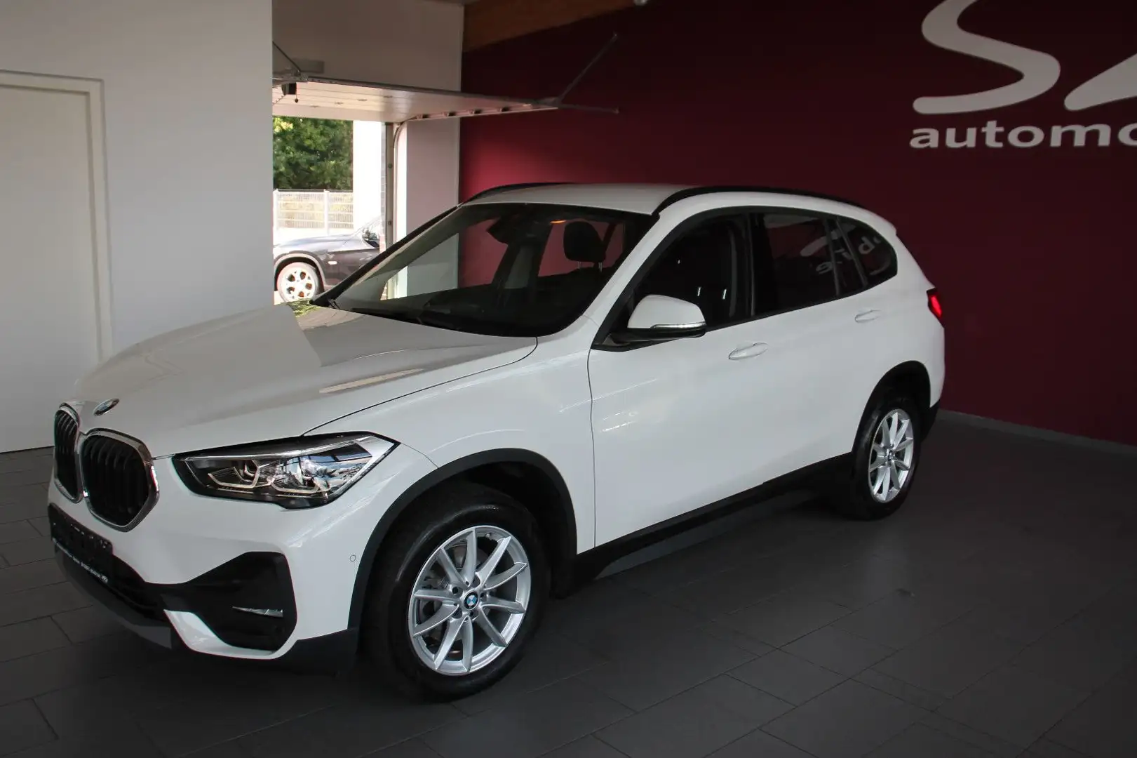BMW X1 sDrive 18 d Advantage Weiß - 2