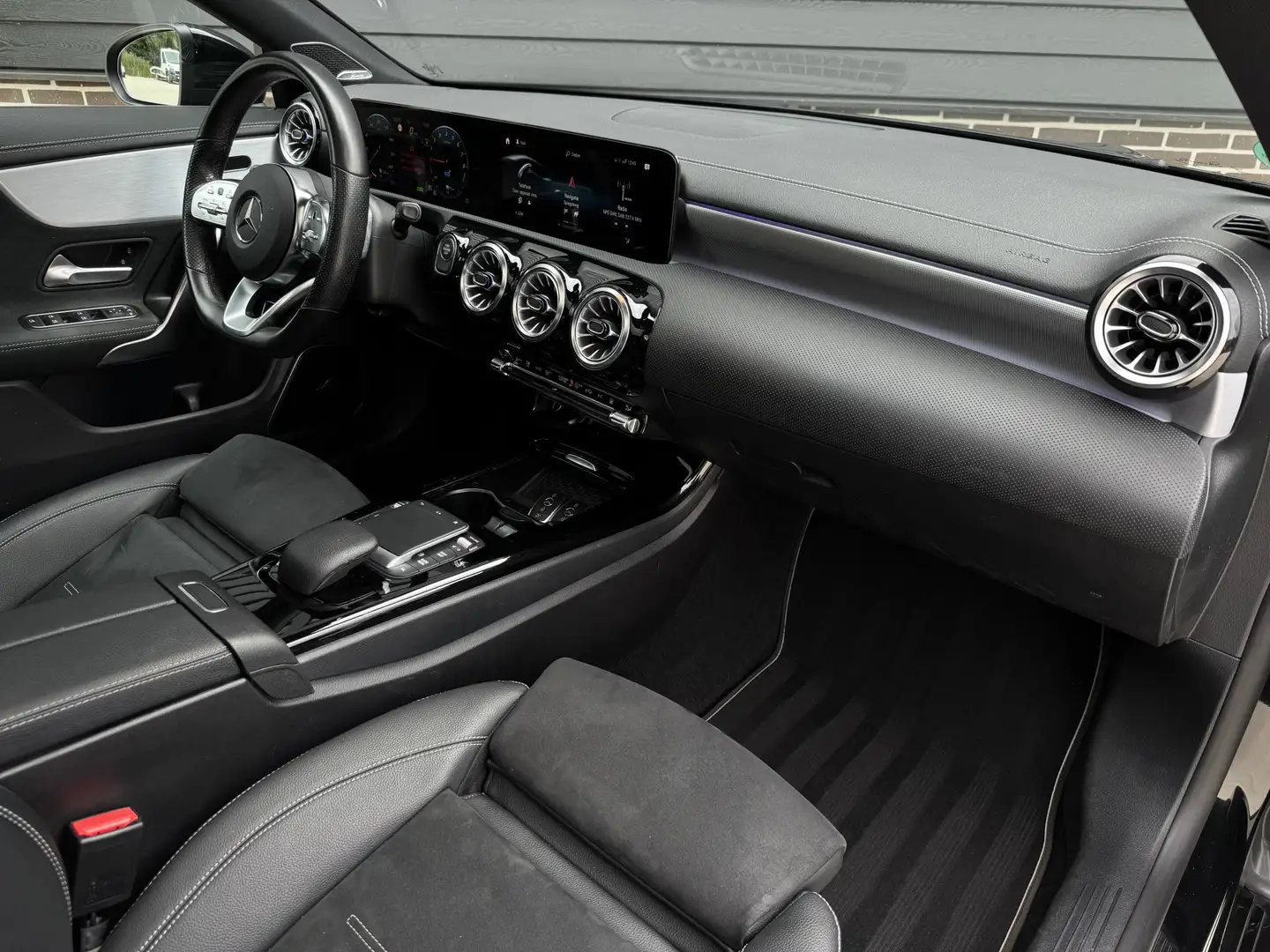 Mercedes-Benz CLA 250 250e AMG Line / 45S AMG Pack, Panoramadak Zwart - 2