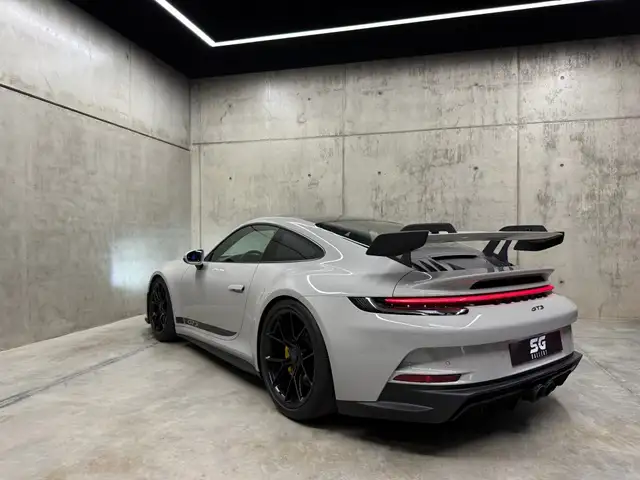 Porsche 911 view 10