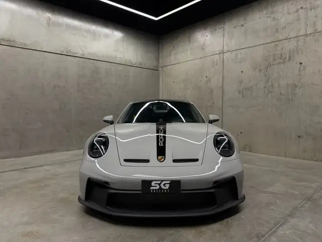 Porsche 911 view 4