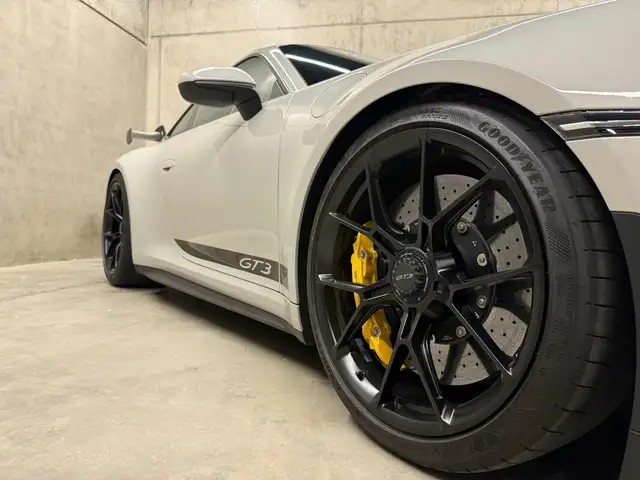 Porsche 911 view 7