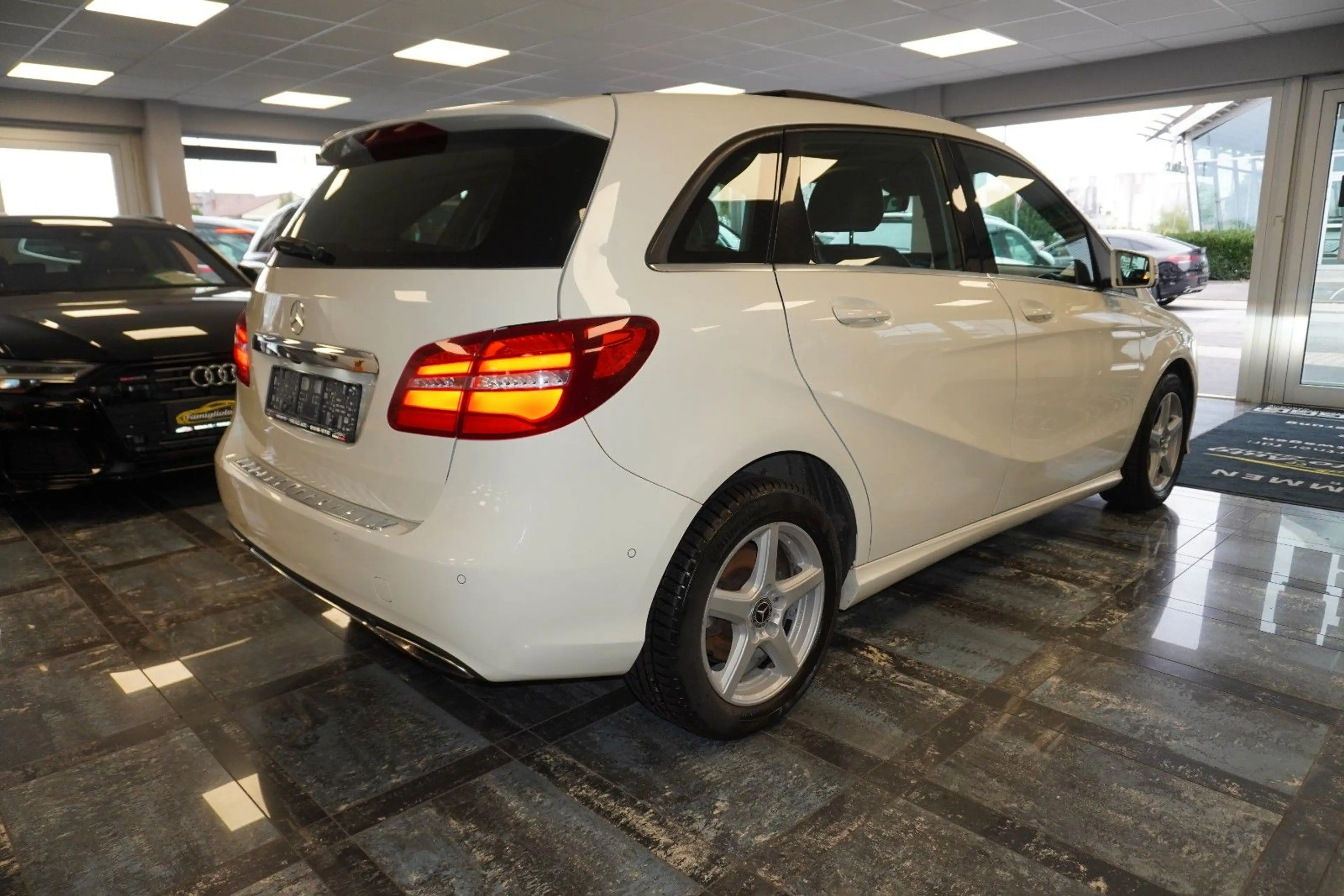 Mercedes-Benz B 200 CDI /Panoramadach/Navi/Xenon/LED/2.Hand — photo 11