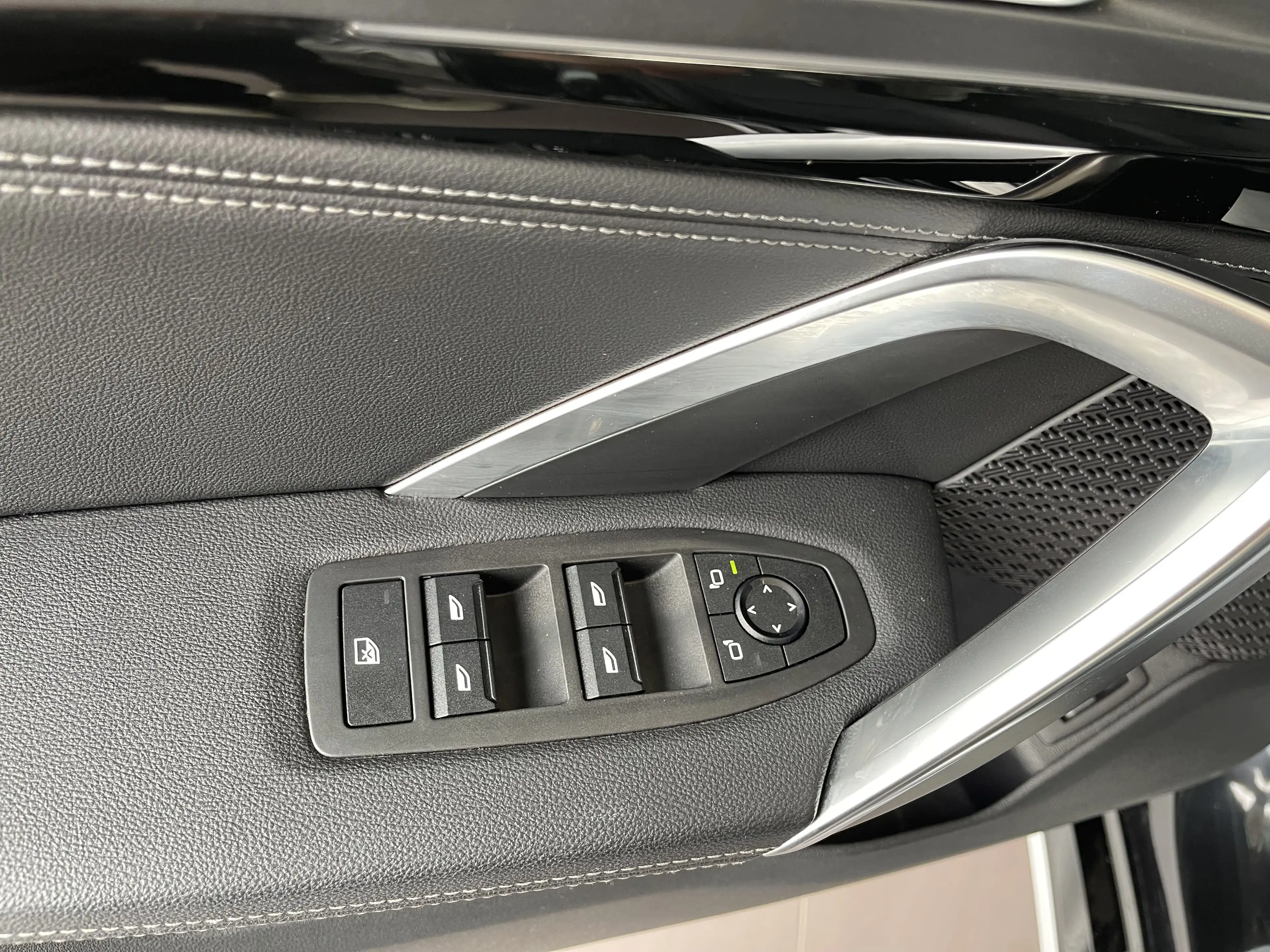 BMW iX1 66.5 kWh xDrive30 *** GARANTIE + X-LINE + LED + GPS + CUIR *** — photo 15