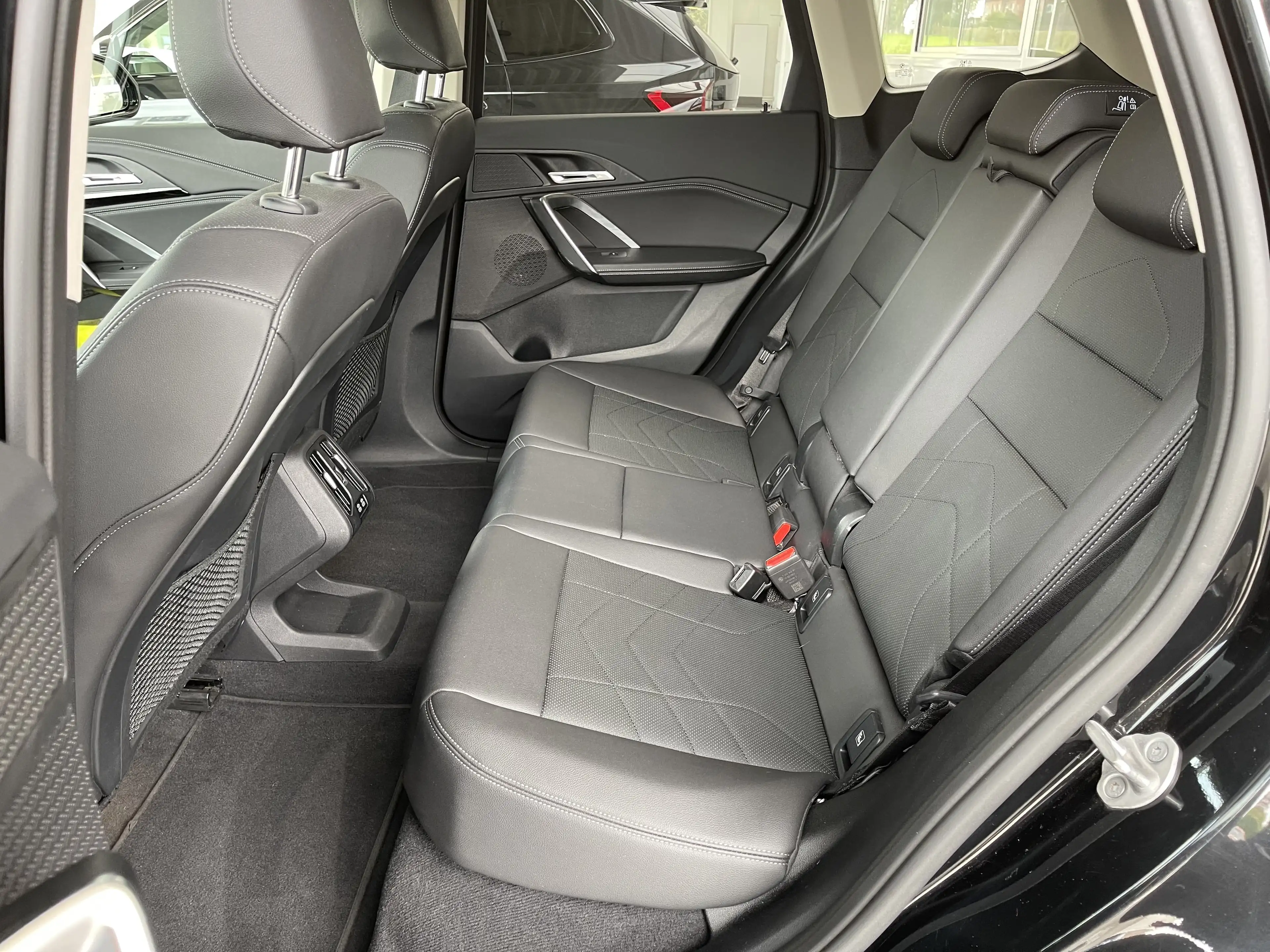 BMW iX1 66.5 kWh xDrive30 *** GARANTIE + X-LINE + LED + GPS + CUIR *** — photo 12
