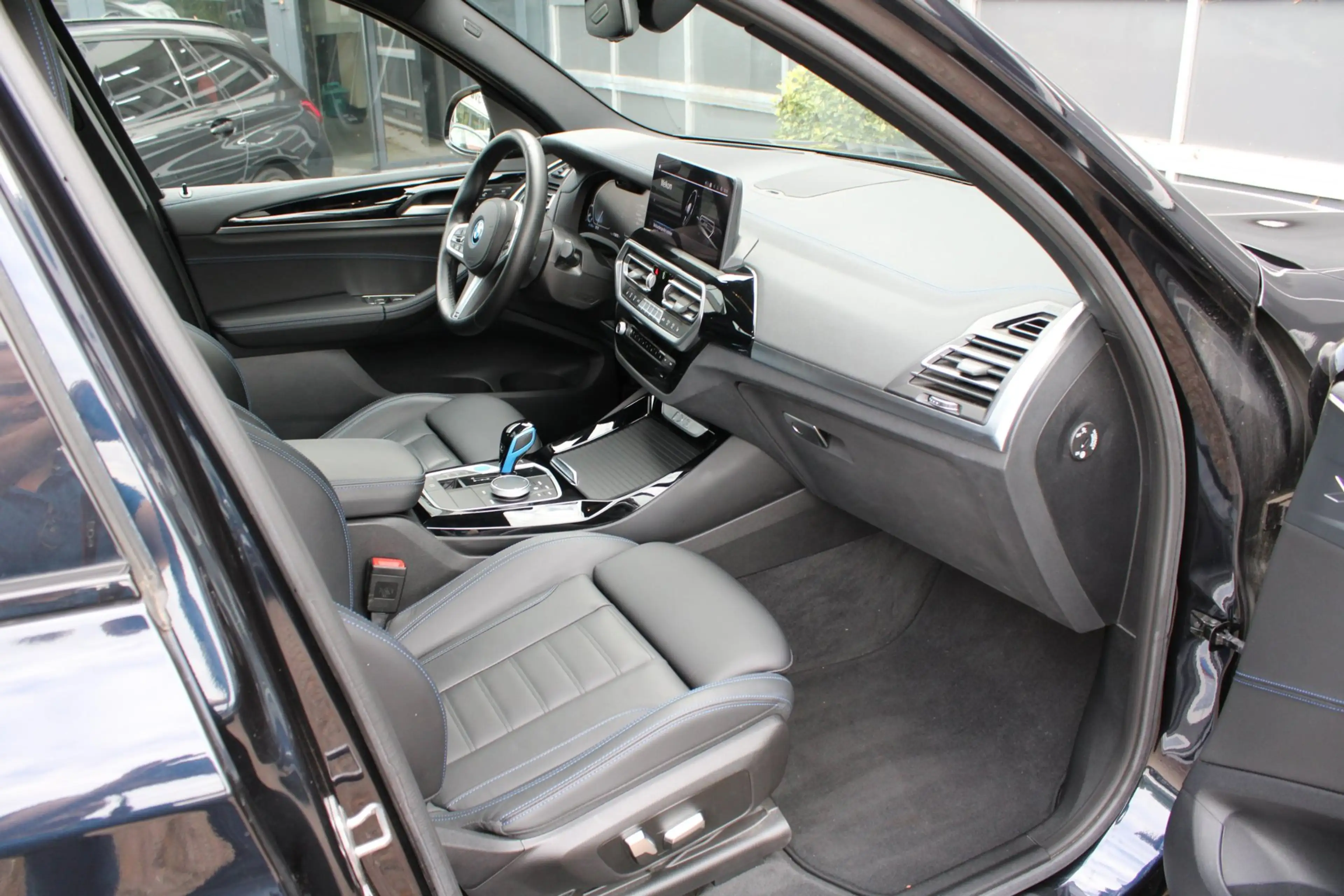 BMW iX3 High Executive 80 kWh — photo 11