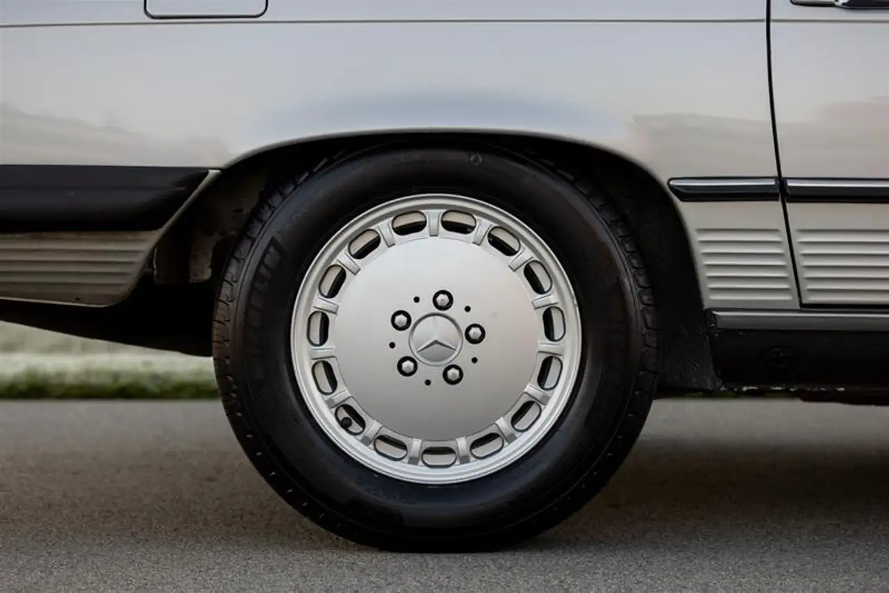 Mercedes-Benz 560 снимка Mercedes-Benz 560
