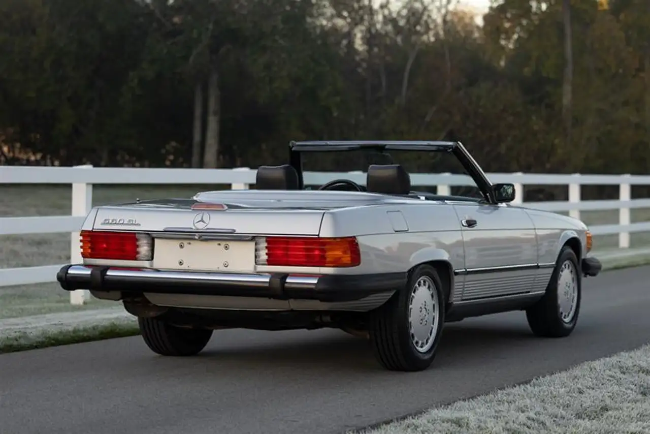 Mercedes-Benz 560 снимка Mercedes-Benz 560