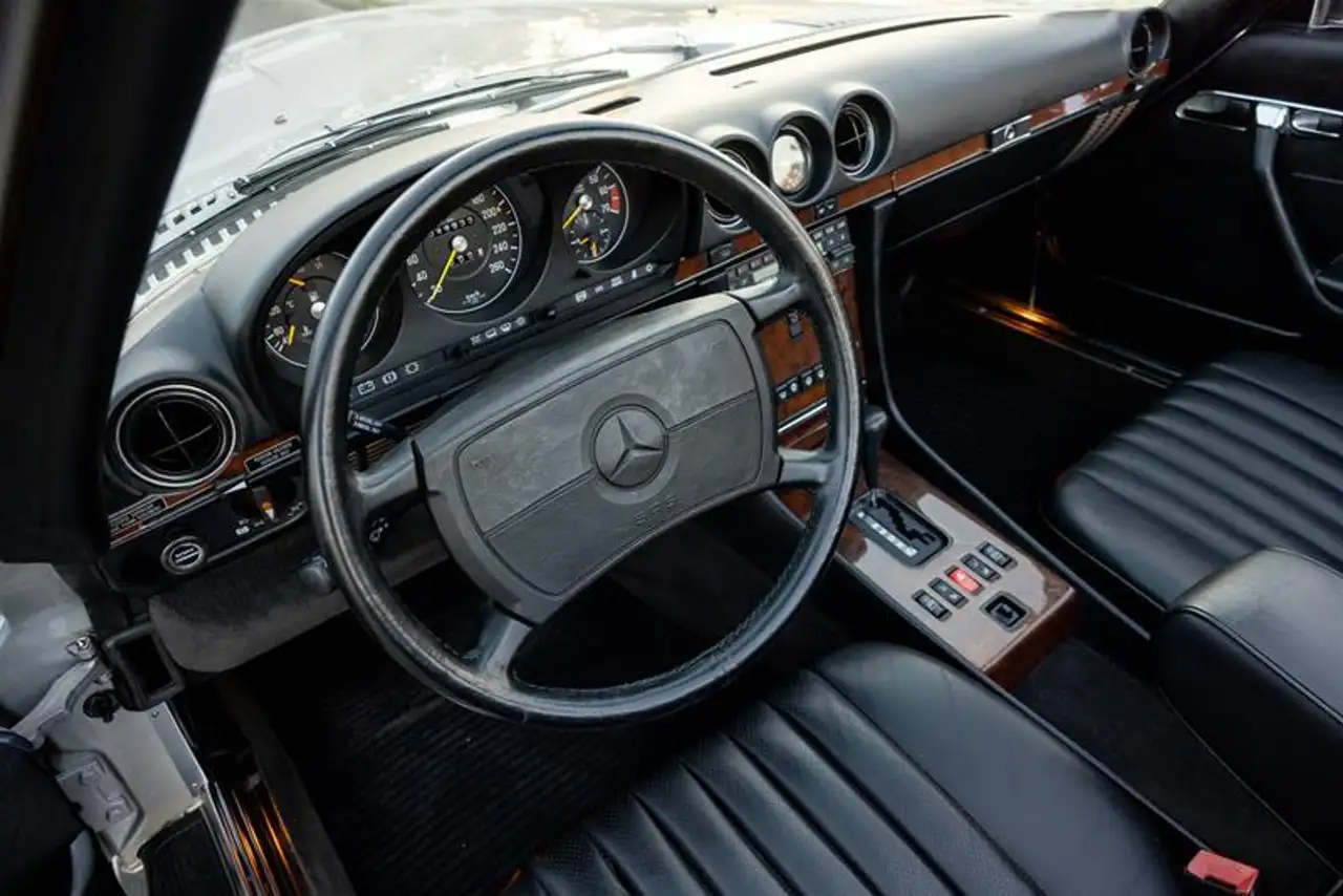 Mercedes-Benz 560 снимка Mercedes-Benz 560
