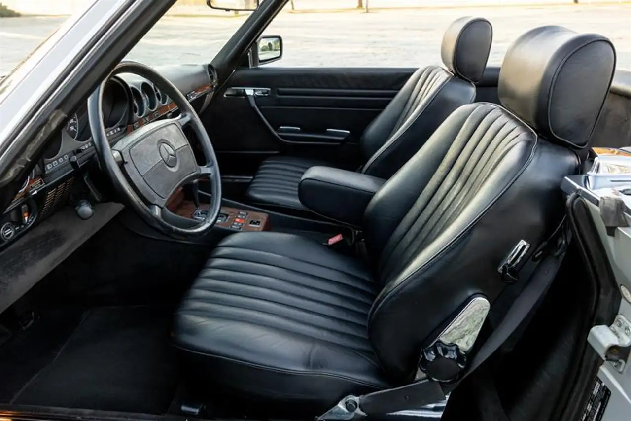 Mercedes-Benz 560 снимка Mercedes-Benz 560
