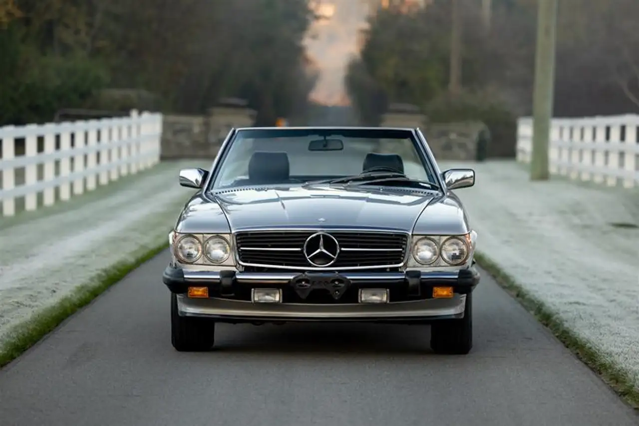 Mercedes-Benz 560 снимка Mercedes-Benz 560