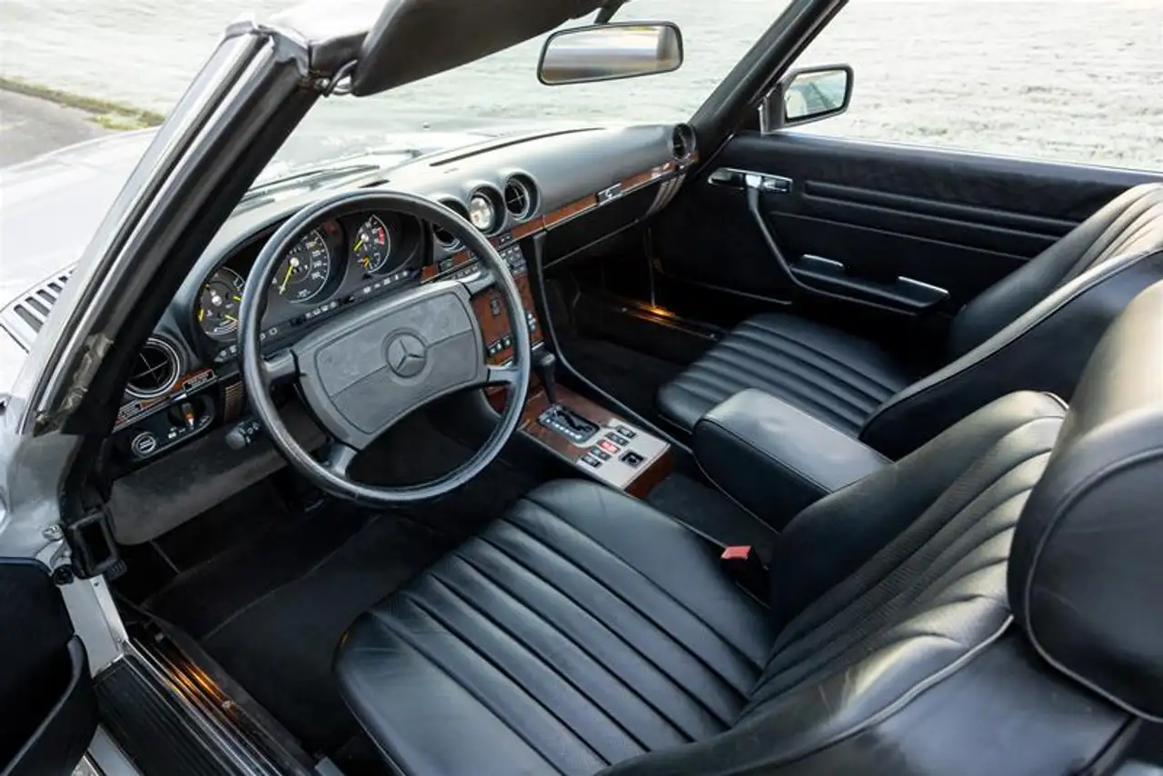 Mercedes-Benz 560 снимка Mercedes-Benz 560