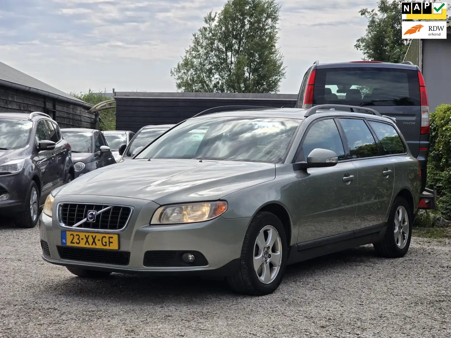 Volvo V70 2.4 D5 Kinetic Navi/half leer 1e eigenaar!! Beige - 1
