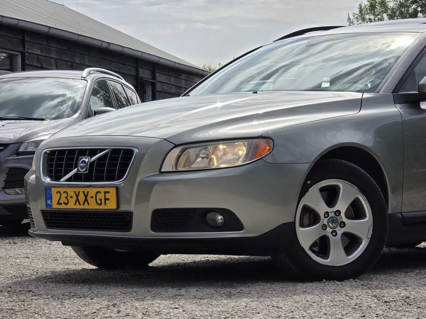 Volvo V70 2.4 D5 Kinetic Navi/half leer 1e eigenaar!! Beige - 2