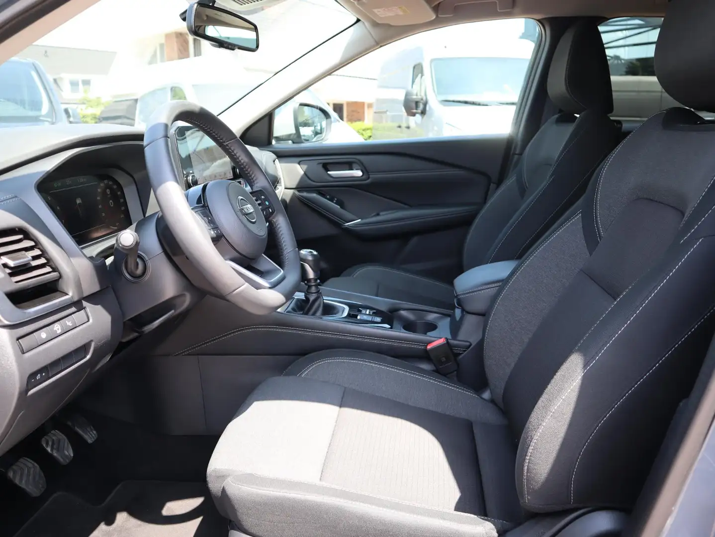 Nissan Qashqai 1.3 MHEV Premiere Edition / Panoramadak / Head-up Grau - 2