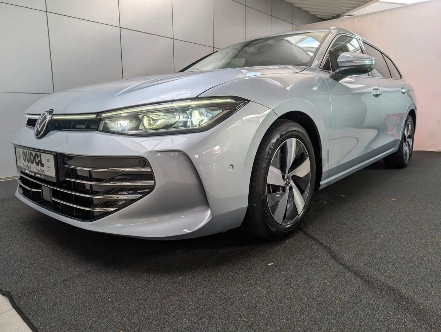 Volkswagen Passat Variant Passat 2.0 TDI Elegance AHK IQ Nav App Zilver - 2