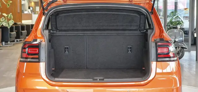Volkswagen T-Cross view 9