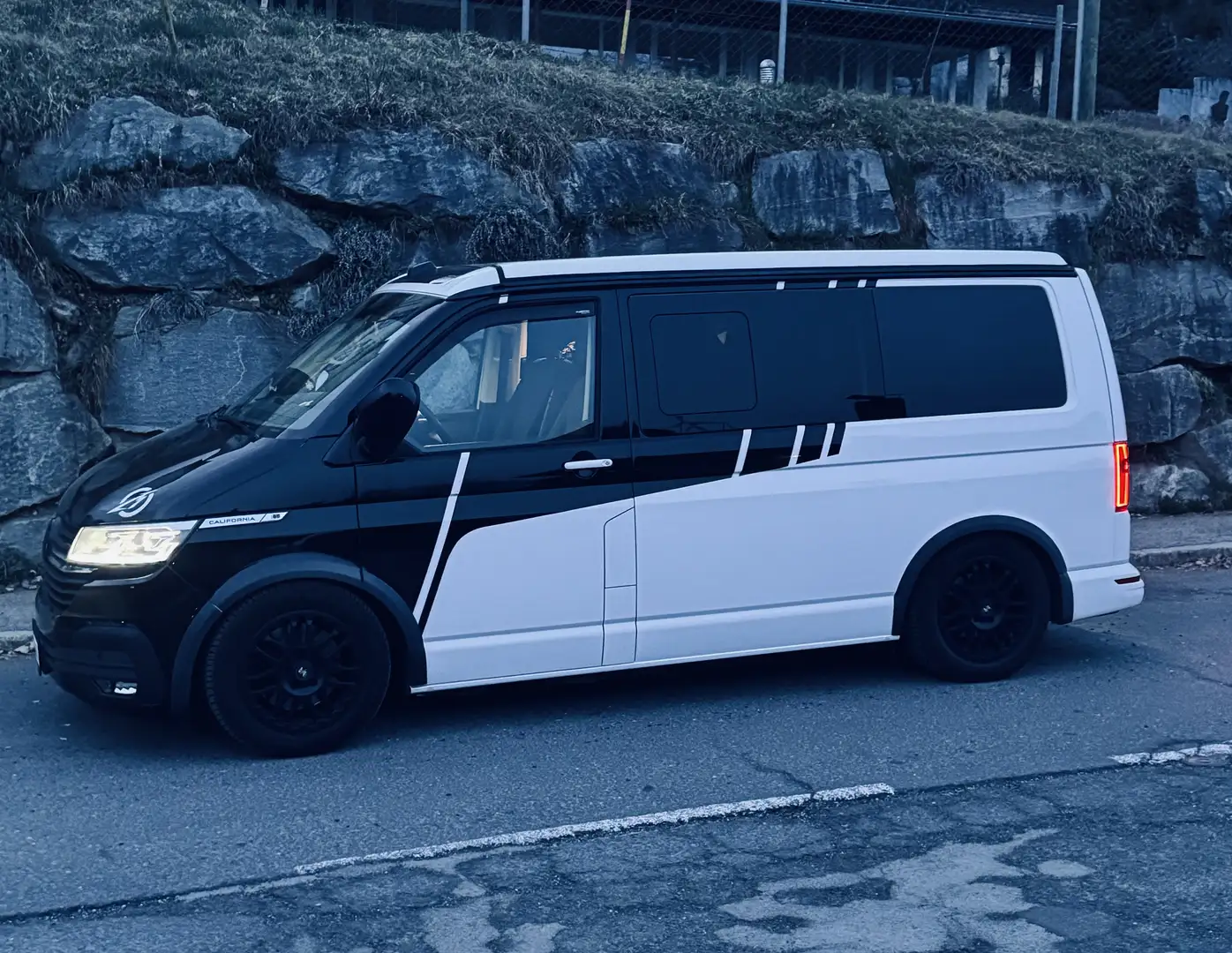 Volkswagen T6.1 California Weiß - 1