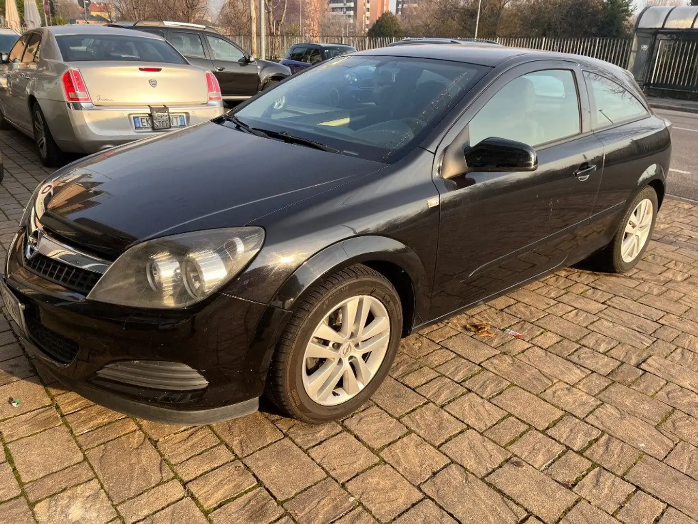 Opel Astra GTC Schwarz - 1