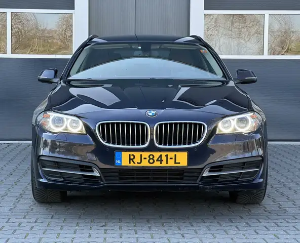 BMW 5 Series view 6