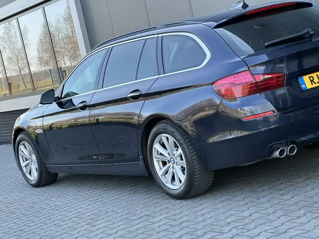 BMW 5 Series view 8