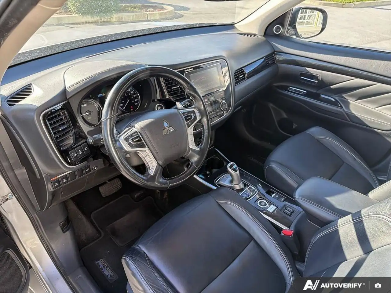 Mitsubishi Outlander photo Mitsubishi Outlander