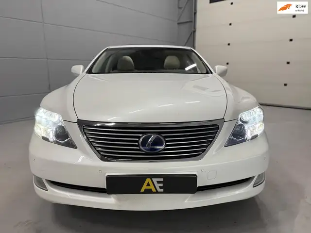 Lexus LS 600 600h L. President 4p.
