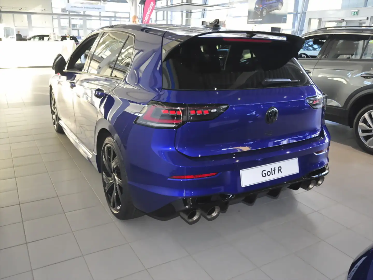 Volkswagen Golf VIII R 2.0 TSI 4M BLACK EDITION Matrix HUD Bleu - 2