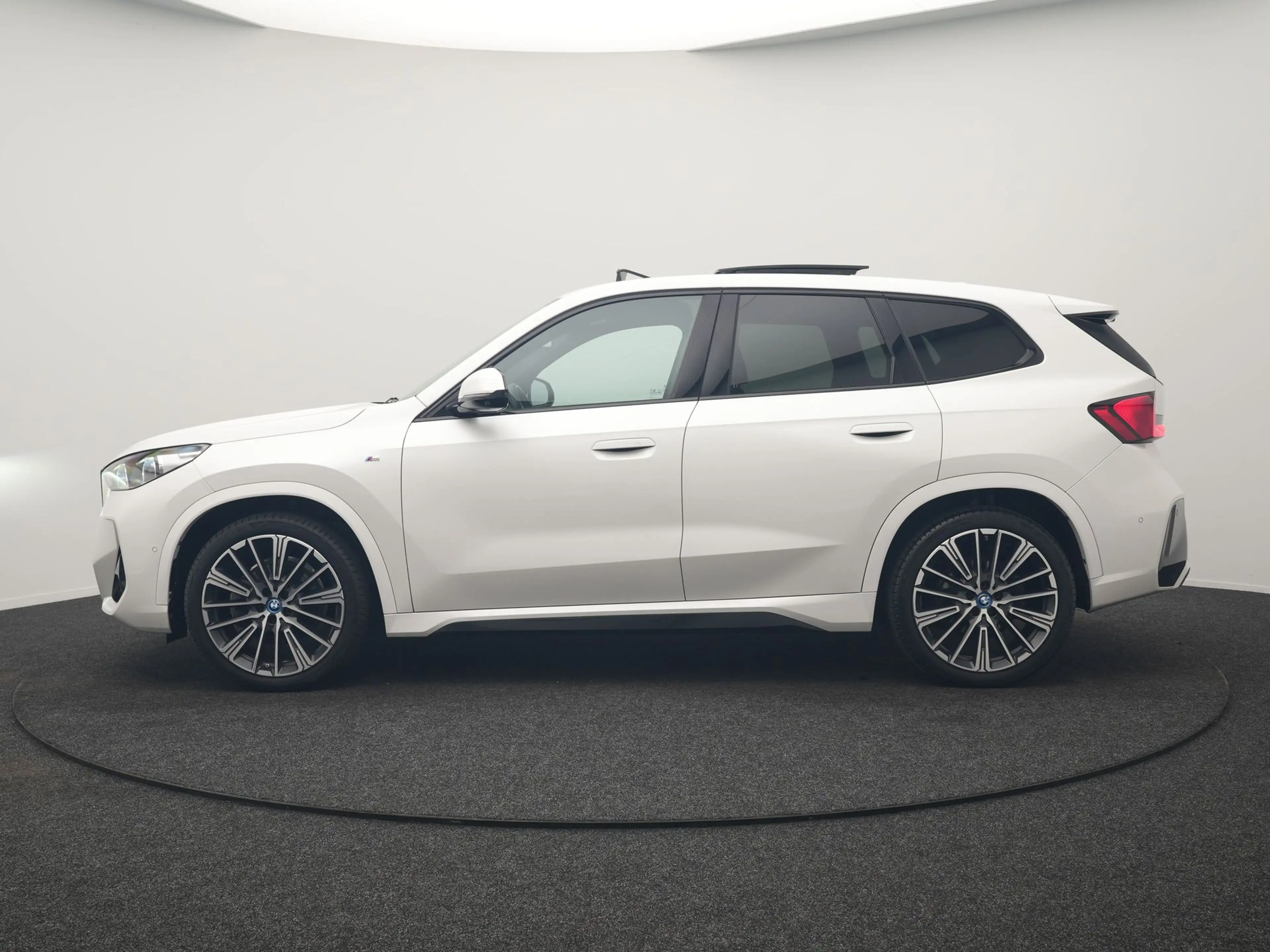 BMW iX1 xDrive30 M Sport 313pk Dealer O.H. | Trekhaak Af F — photo 2
