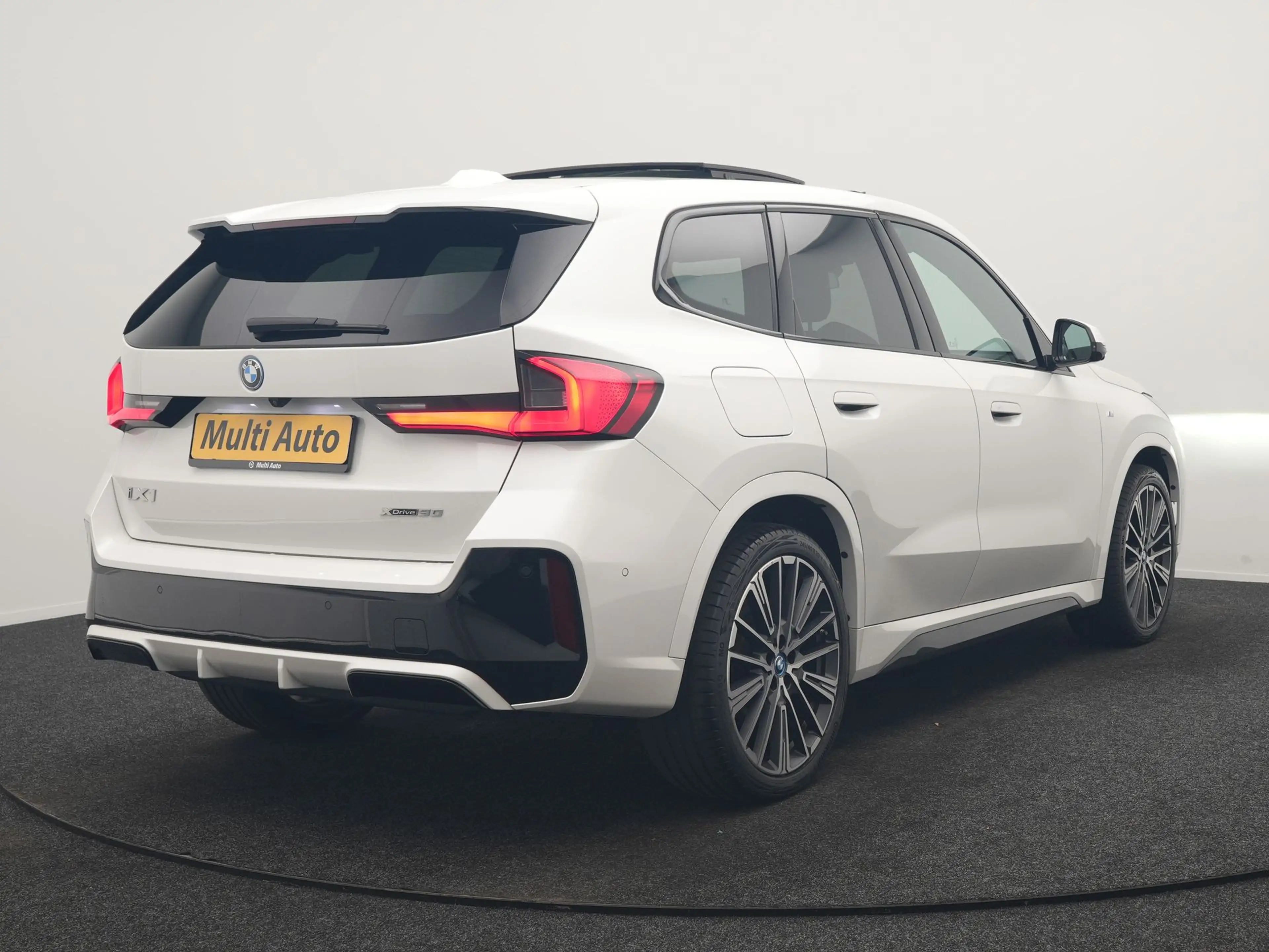 BMW iX1 xDrive30 M Sport 313pk Dealer O.H. | Trekhaak Af F — photo 3